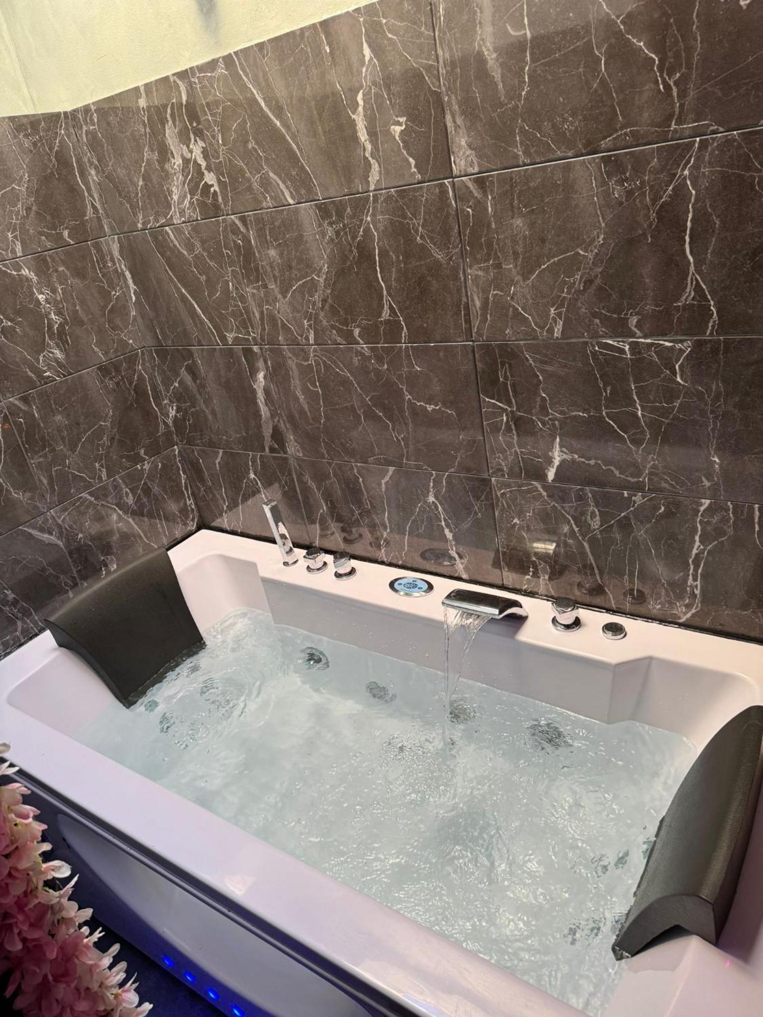 Love Room Spa Jacuzzi Ліон Екстер'єр фото